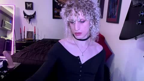 Snapshot of vantablossom chatting on 12-17-25, 05:24 vantablossom online show from 12-17-25, 05:24