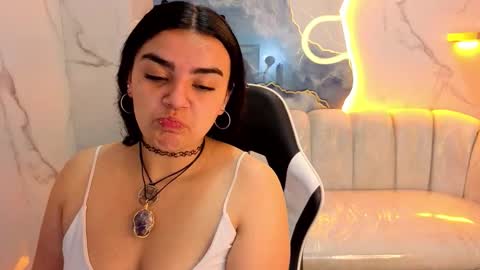 Snapshot of vany_lu_tx chatting on 11-06-25, 01:23 Live 800am 200pm COLOMBIAN HOUR online show from 11-06-25, 01:23