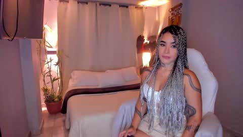 Snapshot of vayolett_bass chatting on 05-18-26, 05:57 Vayolett Bass online show from 05-18-26, 05:57