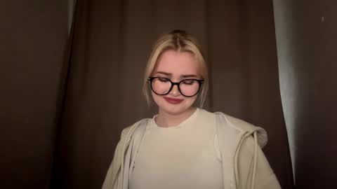 Monika online show from 12-18-25, 01:17