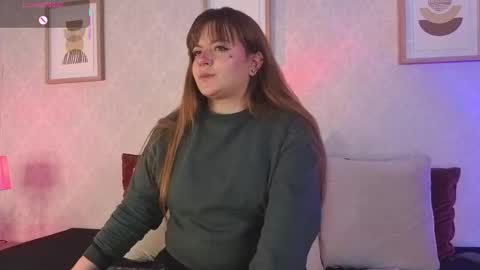 Snapshot of veesimons_dh chatting on 10-27-25, 07:40 Vee Simons online show from 10-27-25, 07:40