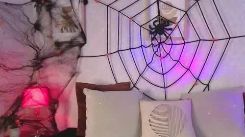 Snapshot of veesimons_dh chatting on 10-29-25, 08:43 Vee Simons online show from 10-29-25, 08:43