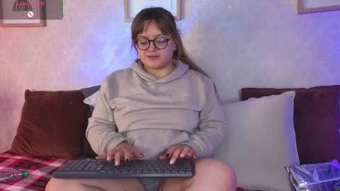 Snapshot of veesimons_dh chatting on 11-05-25, 10:10 Vee Simons online show from 11-05-25, 10:10