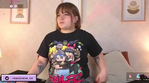 Snapshot of veesimons_dh chatting on 12-14-25, 02:00 Vee Simons online show from 12-14-25, 02:00