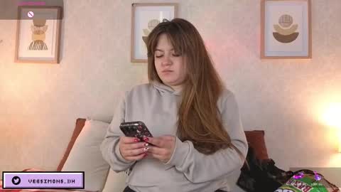 Snapshot of veesimons_dh chatting on 12-15-25, 07:51 Vee Simons online show from 12-15-25, 07:51