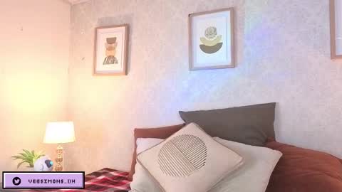 Snapshot of veesimons_dh chatting on 12-17-25, 07:42 Vee Simons online show from 12-17-25, 07:42