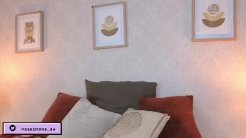 Vee Simons online show from 04-24-26, 07:49