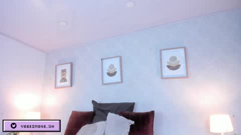 Vee Simons online show from 04-27-26, 07:45