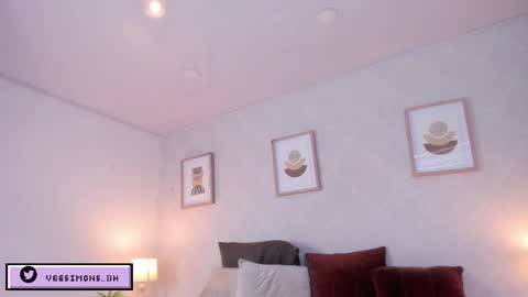 Snapshot of veesimons_dh chatting on 04-30-26, 07:42 Vee Simons online show from 04-30-26, 07:42