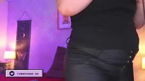 Vee Simons online show from 07-21-26, 08:00