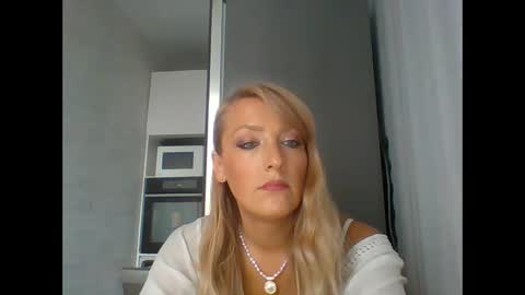 Veessa online show from 10-18-25, 01:01