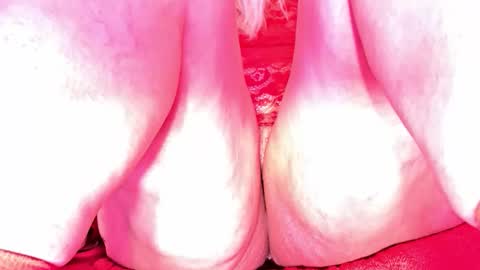 Snapshot of veheveun chatting on 12-16-25, 04:12 Vehe Veun online show from 12-16-25, 04:12