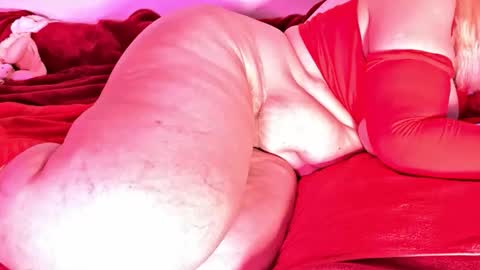 Snapshot of veheveun chatting on 04-19-26, 04:56 Vehe Veun online show from 04-19-26, 04:56