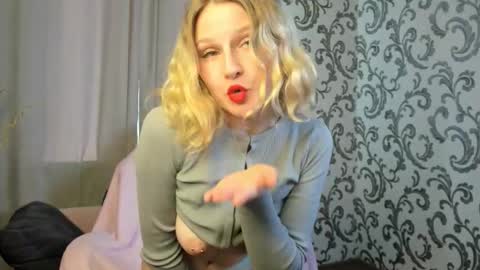 Snapshot of velvet_peach_ chatting on 10-05-25, 11:30 velvet_peach_ online show from 10-05-25, 11:30