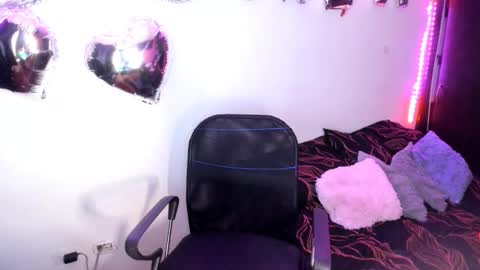 Snapshot of vero_jhonson chatting on 02-23-25, 03:24  karolina online show from 02-23-25, 03:24