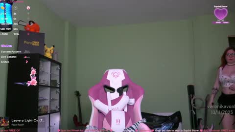 Snapshot of veronikavonk chatting on 11-13-25, 11:47 Veronika von Kleist online show from 11-13-25, 11:47