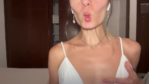 Snapshot of viajemos chatting on 02-18-26, 11:33 papichulo y mamichula online show from 02-18-26, 11:33