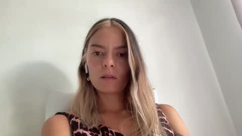 Snapshot of viajemos chatting on 03-24-26, 04:45 papichulo y mamichula online show from 03-24-26, 04:45