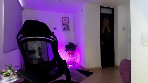 Vianca Cruz online show from 04-12-26, 08:25