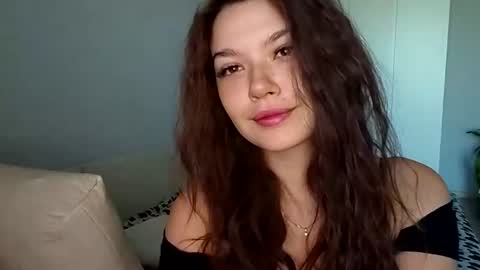 Snapshot of vicki_queen chatting on 07-18-26, 05:11 Lina online show from 07-18-26, 05:11