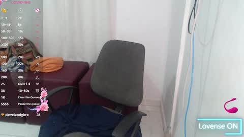 Snapshot of victoria_milf06 chatting on 02-14-25, 09:34 victoria online show from 02-14-25, 09:34