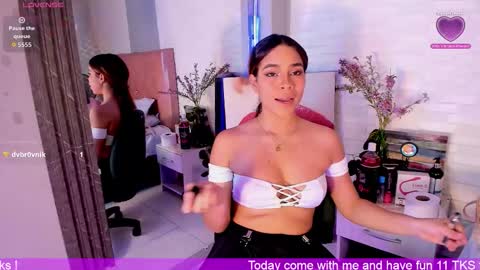 Snapshot of victoriaacross chatting on 11-21-25, 07:56 Victoria online show from 11-21-25, 07:56