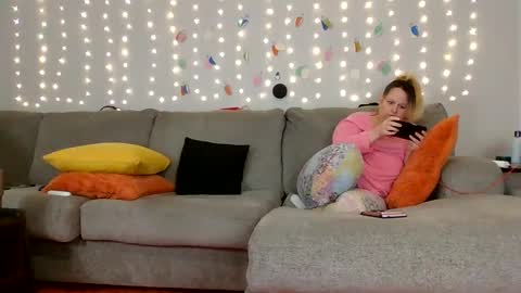 Snapshot of victoriaandjesse chatting on 12-21-24, 03:03 Victoria and Jesse online show from 12-21-24, 03:03