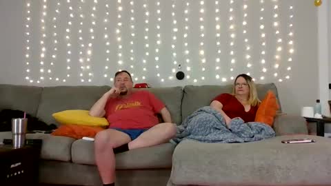 Snapshot of victoriaandjesse chatting on 12-25-24, 08:51 Victoria and Jesse online show from 12-25-24, 08:51