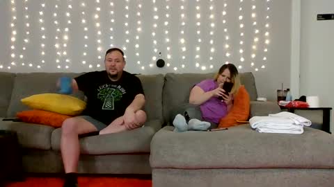 Snapshot of victoriaandjesse chatting on 12-26-24, 07:24 Victoria and Jesse online show from 12-26-24, 07:24