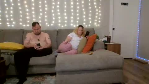 Snapshot of victoriaandjesse chatting on 09-18-25, 01:18 Victoria and Jesse online show from 09-18-25, 01:18