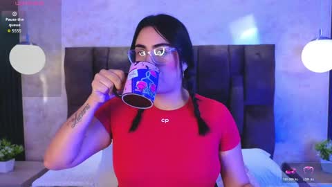 Victoria Andrade online show from 05-17-26, 12:34