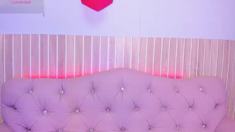 Snapshot of victoriaashford chatting on 12-14-25, 12:10 Vicky online show from 12-14-25, 12:10