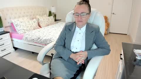 Ukrainian-woman online show from 10-18-25, 01:23