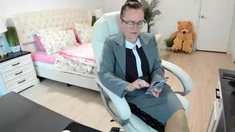 Ukrainian-woman online show from 10-21-25, 01:45