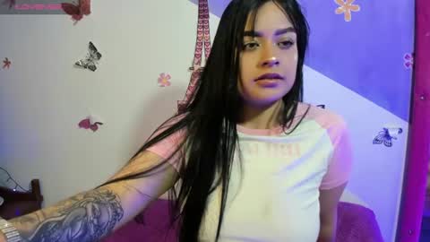 Snapshot of vio_let_ chatting on 06-22-26, 03:36 Daniela online show from 06-22-26, 03:36