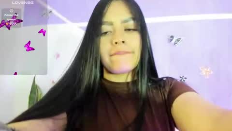 Snapshot of vio_let_ chatting on 07-24-26, 06:11 Daniela online show from 07-24-26, 06:11