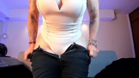 Snapshot of violeet_scott chatting on 01-12-25, 05:44 Violett Everyday From 0530 to 1430 Col Time online show from 01-12-25, 05:44