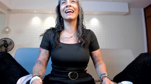 Snapshot of violeet_scott chatting on 01-22-25, 10:50 Violett Everyday From 0530 to 1430 Col Time online show from 01-22-25, 10:50