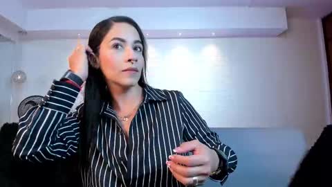 Snapshot of violeet_scott chatting on 11-19-25, 10:37 Violett Everyday From 0530 to 1430 Col Time online show from 11-19-25, 10:37