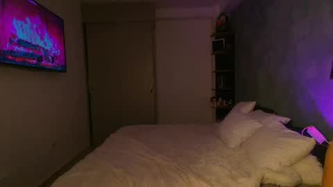 Violet independent model online show from 04-26-26, 05:21