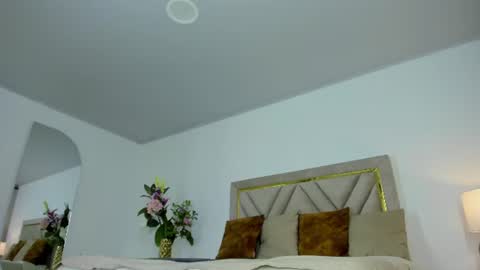 Snapshot of violet_queen2 chatting on 06-18-26, 06:56 Mary online show from 06-18-26, 06:56
