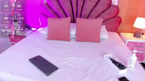 violet_smith01 online show from 05-14-26, 12:01