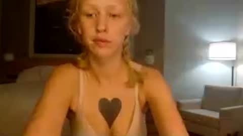 violet_winter97 online show from 06-19-26, 12:53
