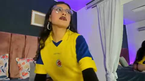 Snapshot of violeta_muns chatting on 06-17-26, 05:47 Violeta online show from 06-17-26, 05:47