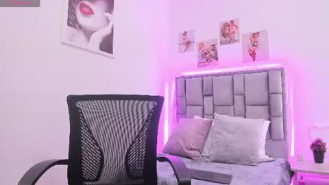 Snapshot of violeta_velvet_ chatting on 06-26-26, 04:00 online show from 06-26-26, 04:00