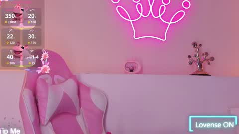 Snapshot of violeth_hill chatting on 11-28-25, 06:10 Violeth Hill online show from 11-28-25, 06:10