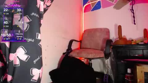 Snapshot of violett_ass chatting on 10-28-25, 12:47 Samantha y jhons online show from 10-28-25, 12:47