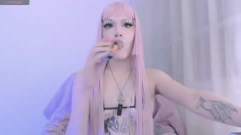 Snapshot of violettbones chatting on 04-18-26, 06:39 Violett online show from 04-18-26, 06:39