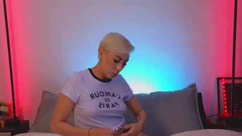 Snapshot of violettgrey_ chatting on 02-13-25, 02:12 Violet online show from 02-13-25, 02:12