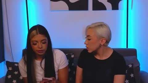 Snapshot of violettgrey_ chatting on 02-21-25, 01:00 Violet online show from 02-21-25, 01:00